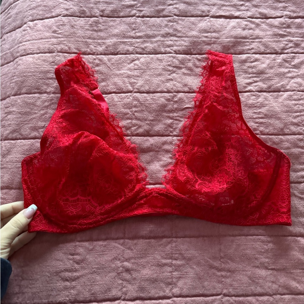 VICTORIA’S SECRET RED UNLINED PLUNGED BRA